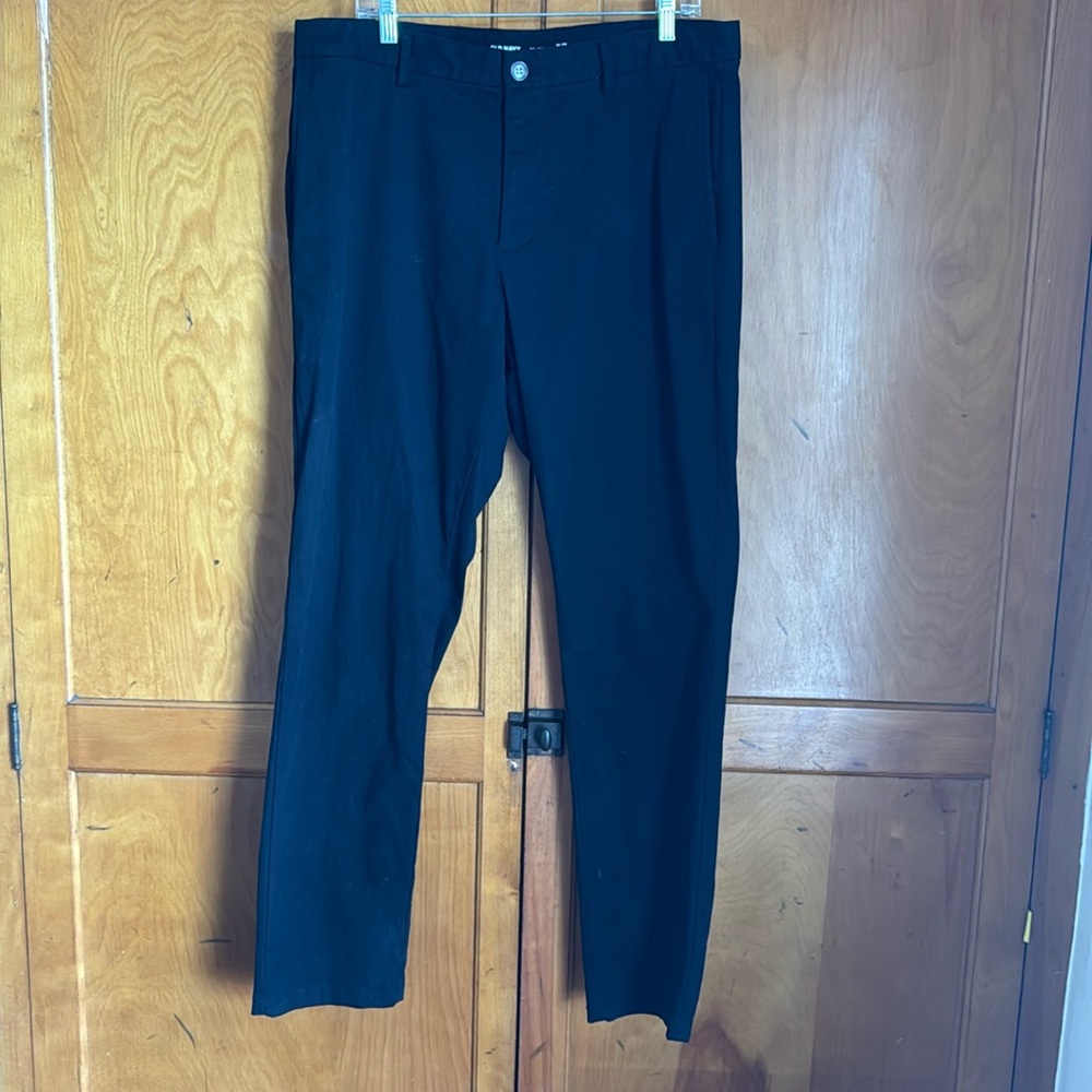 Black men’s Old Navy slacks 36x32 slim built-in flex in outstanding shape